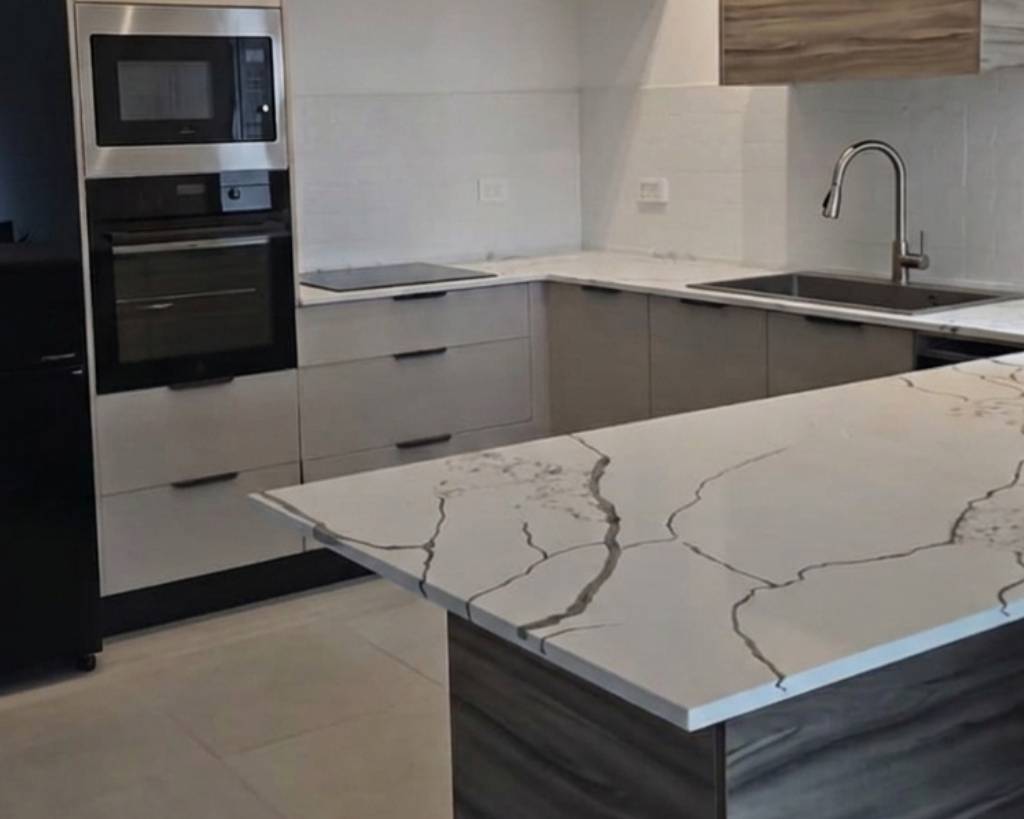 מטבח קלאסי עם ידיות חיצוני ושיש גידיםות מפורמייקה