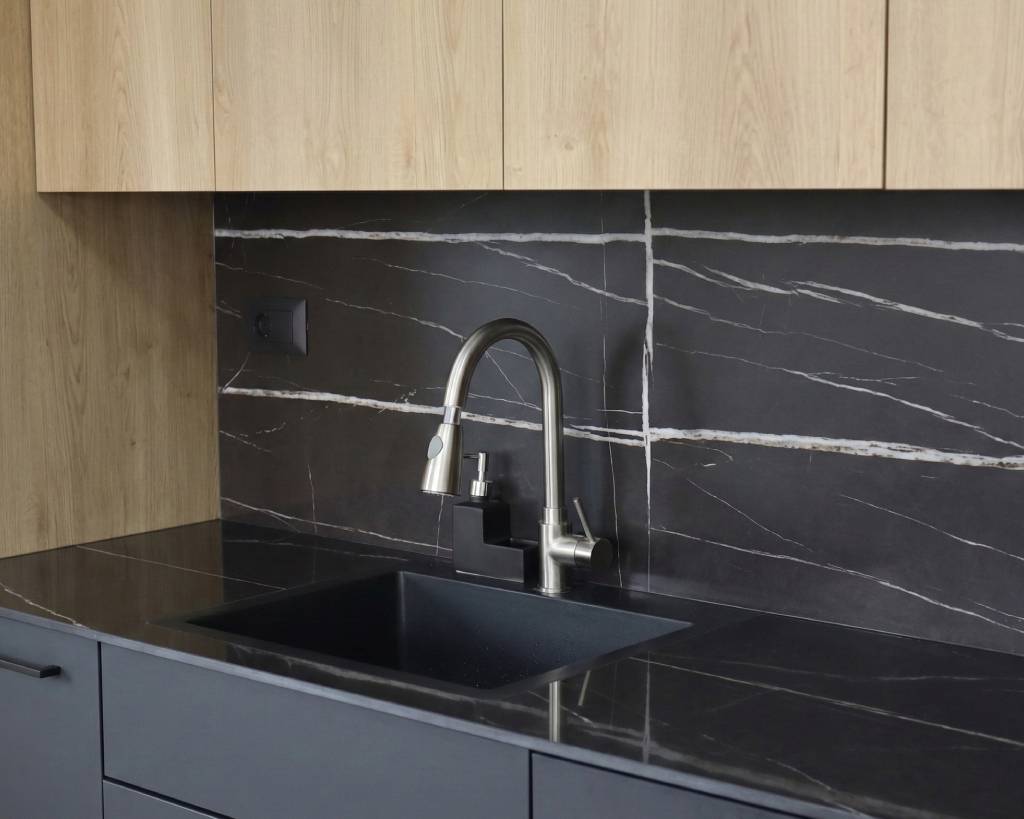 מטבח ננו אפור גרפיט עם שיש פורצלן גידים