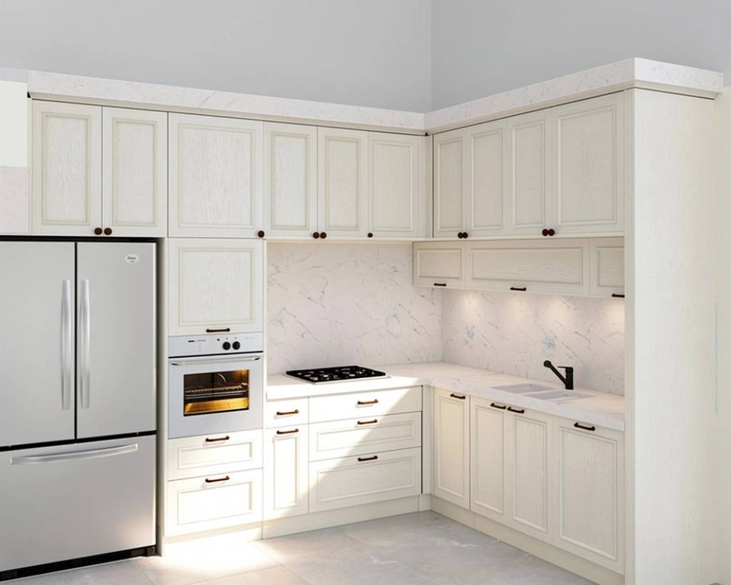 מטבח כפרי עם מסגרות בצבע שמנת