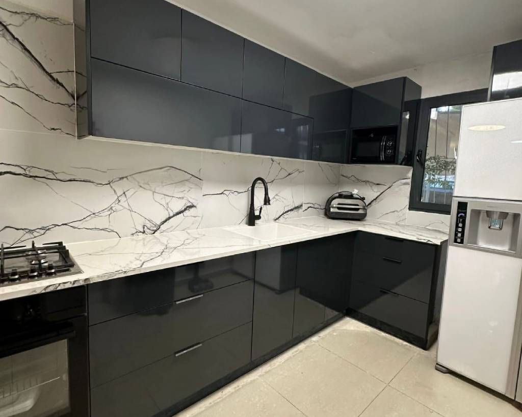 מטבח שחור עם ידיות חיצוניות ושיש גידיםפורמייקה מבריקה